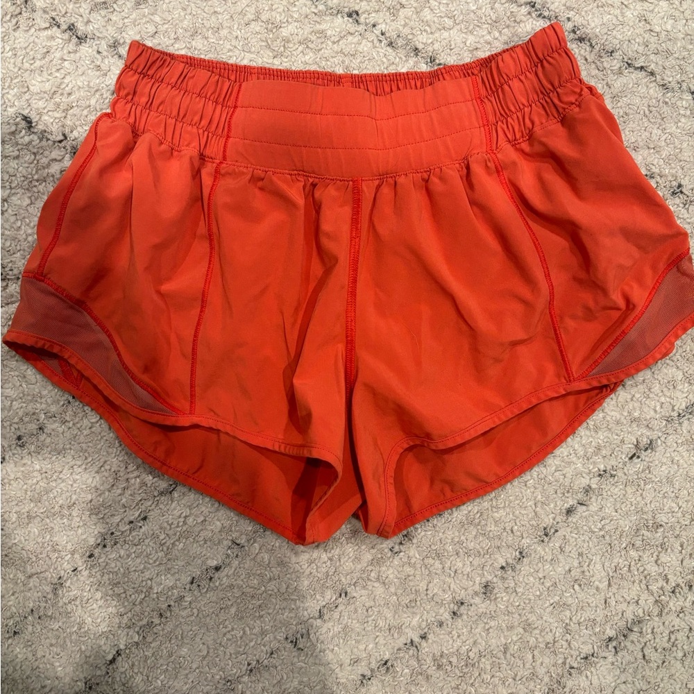 Lululemon orange Hotty hots 2.5 inch size 4